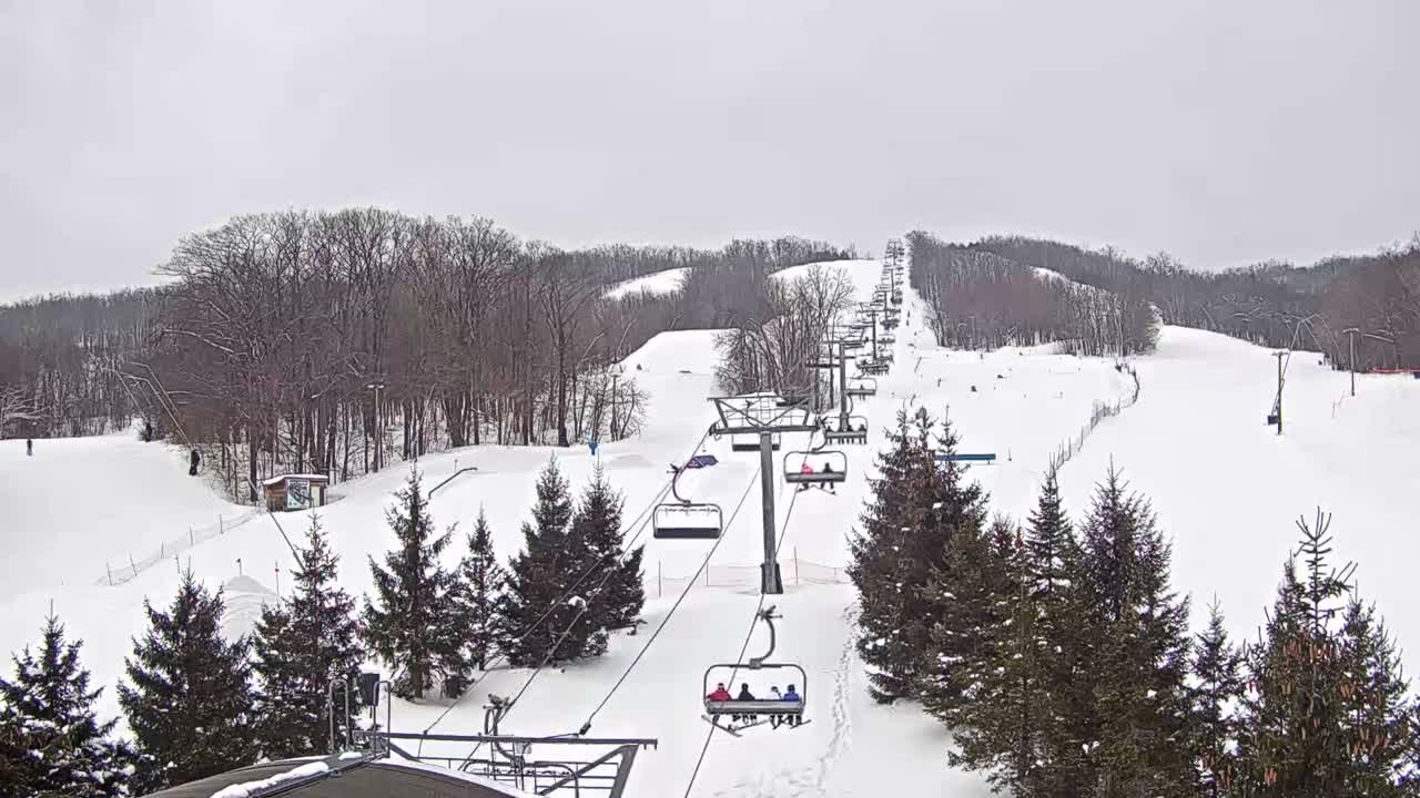 Blue Mountain Orchard Base Ropeway Station / Cascade Putting Course & Ski Slopes Live Cam - Collingwood, Blue Mountains, Simcoe, Ontario, Canada