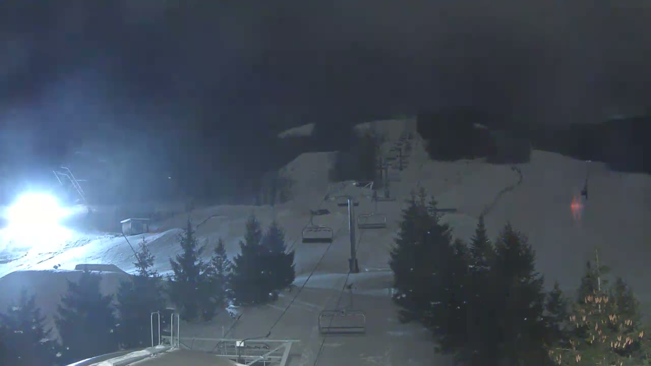 Blue Mountain Orchard Base Ropeway Station / Cascade Putting Course & Ski Slopes Live Cam - Collingwood, Blue Mountains, Simcoe, Ontario, Canada