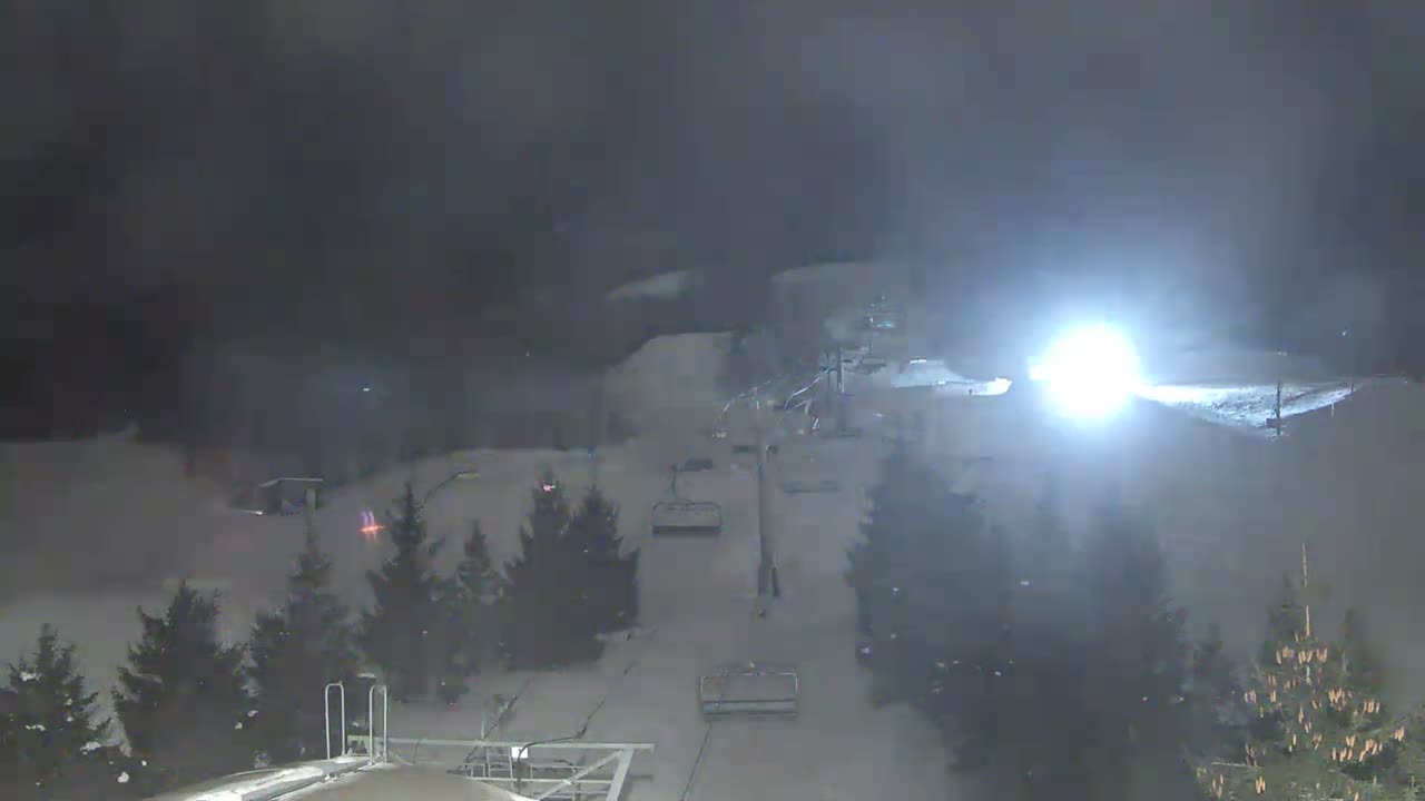Blue Mountain Orchard Base Ropeway Station / Cascade Putting Course & Ski Slopes Live Cam - Collingwood, Blue Mountains, Simcoe, Ontario, Canada