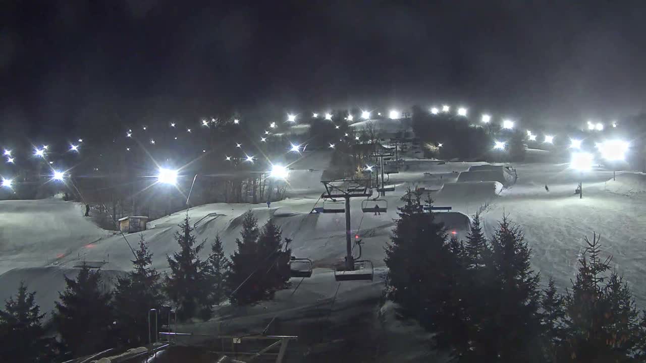 Blue Mountain Orchard Base Ropeway Station / Cascade Putting Course & Ski Slopes Live Cam - Collingwood, Blue Mountains, Simcoe, Ontario, Canada