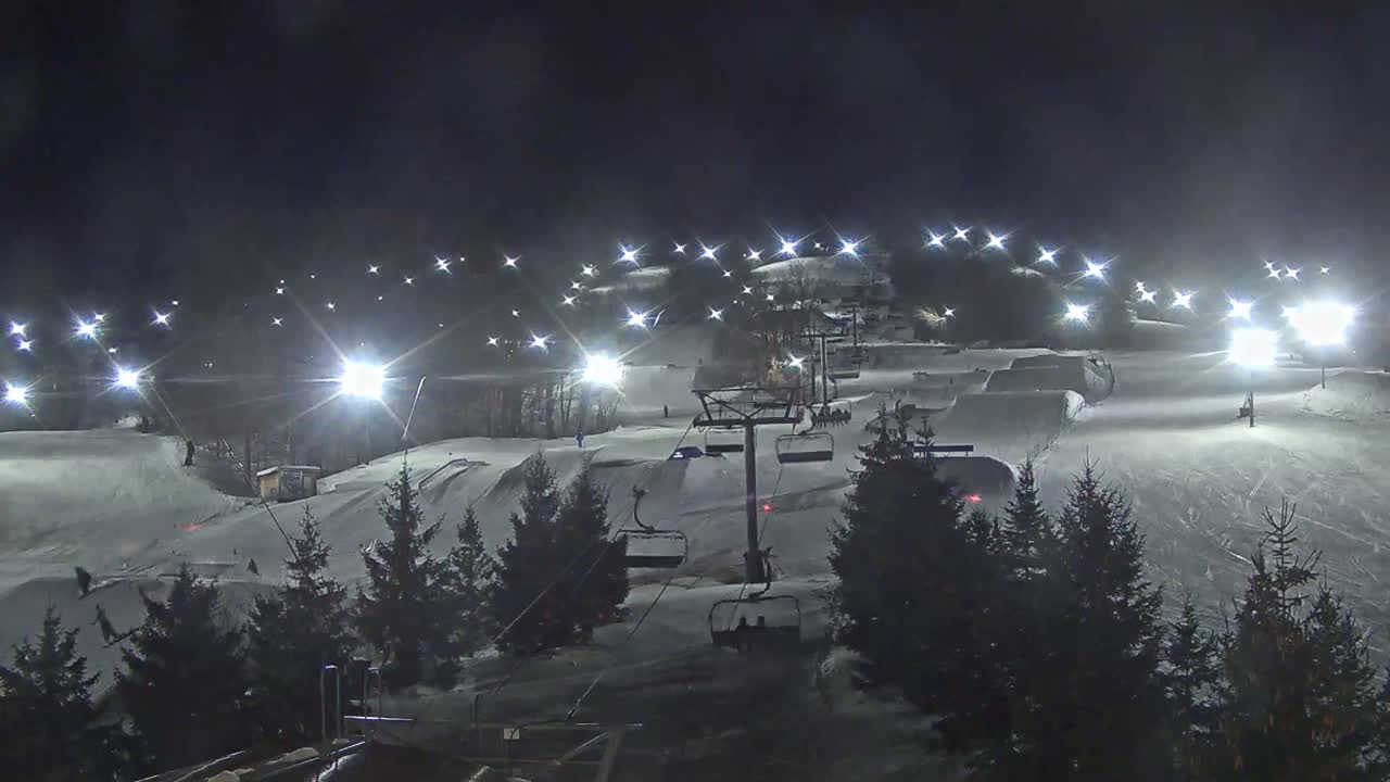 Blue Mountain Orchard Base Ropeway Station / Cascade Putting Course & Ski Slopes Live Cam - Collingwood, Blue Mountains, Simcoe, Ontario, Canada