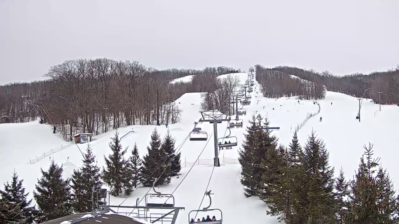 Blue Mountain Orchard Base Ropeway Station / Cascade Putting Course & Ski Slopes Live Cam - Collingwood, Blue Mountains, Simcoe, Ontario, Canada