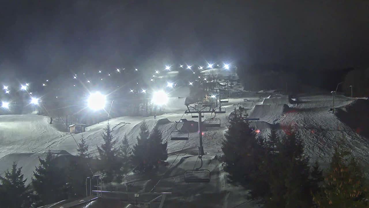Blue Mountain Orchard Base Ropeway Station / Cascade Putting Course & Ski Slopes Live Cam - Collingwood, Blue Mountains, Simcoe, Ontario, Canada