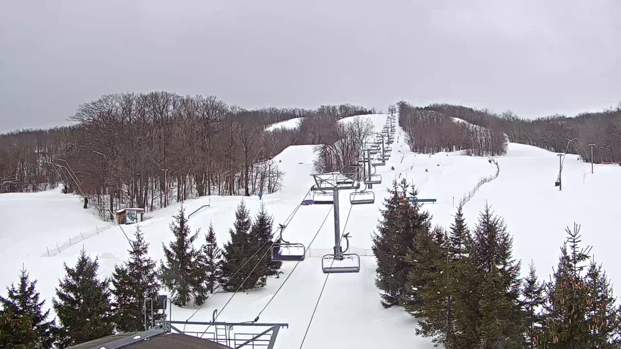 Blue Mountain Orchard Base Ropeway Station / Cascade Putting Course & Ski Slopes Live Cam - Collingwood, Blue Mountains, Simcoe, Ontario, Canada