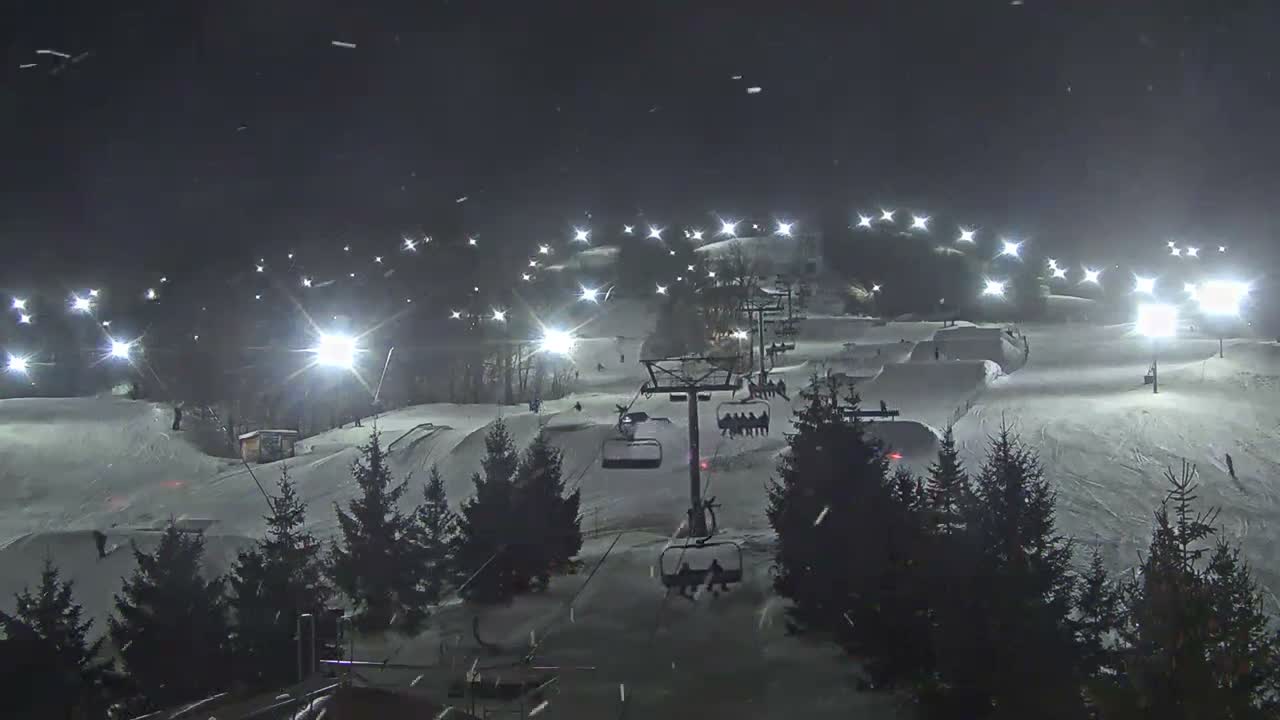 Blue Mountain Orchard Base Ropeway Station / Cascade Putting Course & Ski Slopes Live Cam - Collingwood, Blue Mountains, Simcoe, Ontario, Canada