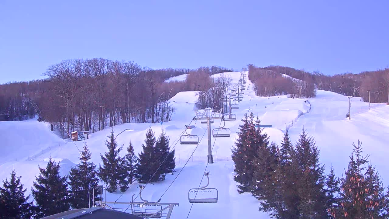 Blue Mountain Orchard Base Ropeway Station / Cascade Putting Course & Ski Slopes Live Cam - Collingwood, Blue Mountains, Simcoe, Ontario, Canada