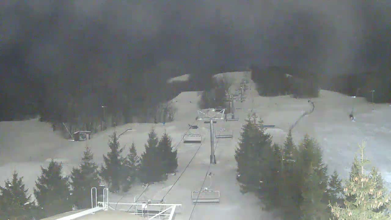 Blue Mountain Orchard Base Ropeway Station / Cascade Putting Course & Ski Slopes Live Cam - Collingwood, Blue Mountains, Simcoe, Ontario, Canada