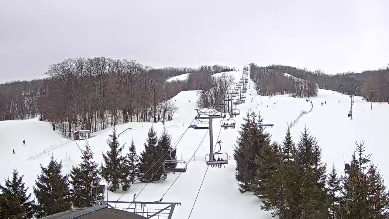 Blue Mountain Orchard Base Ropeway Station / Cascade Putting Course & Ski Slopes Live Cam - Collingwood, Blue Mountains, Simcoe, Ontario, Canada