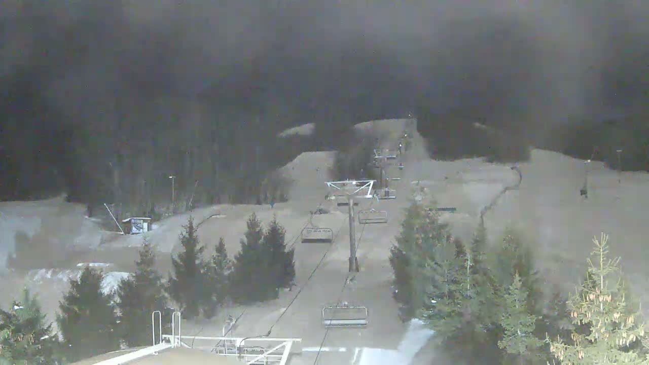 Blue Mountain Orchard Base Ropeway Station / Cascade Putting Course & Ski Slopes Live Cam - Collingwood, Blue Mountains, Simcoe, Ontario, Canada