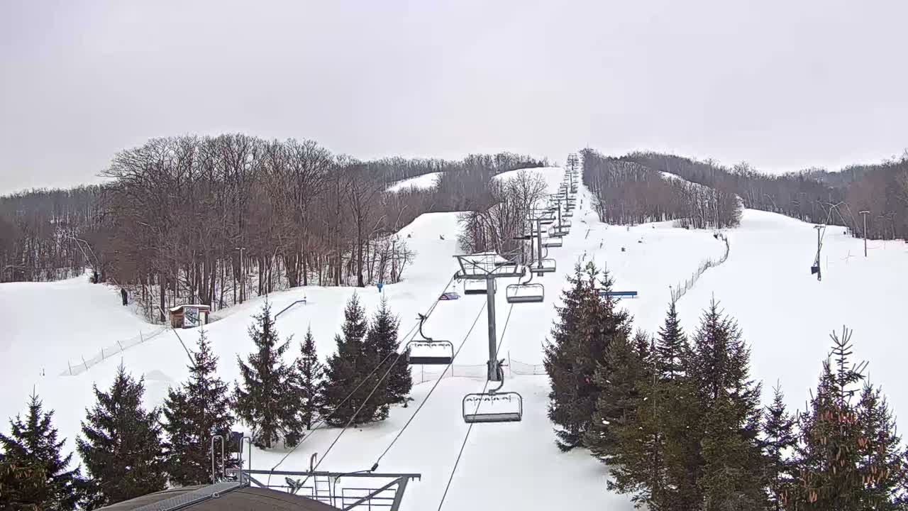 Blue Mountain Orchard Base Ropeway Station / Cascade Putting Course & Ski Slopes Live Cam - Collingwood, Blue Mountains, Simcoe, Ontario, Canada