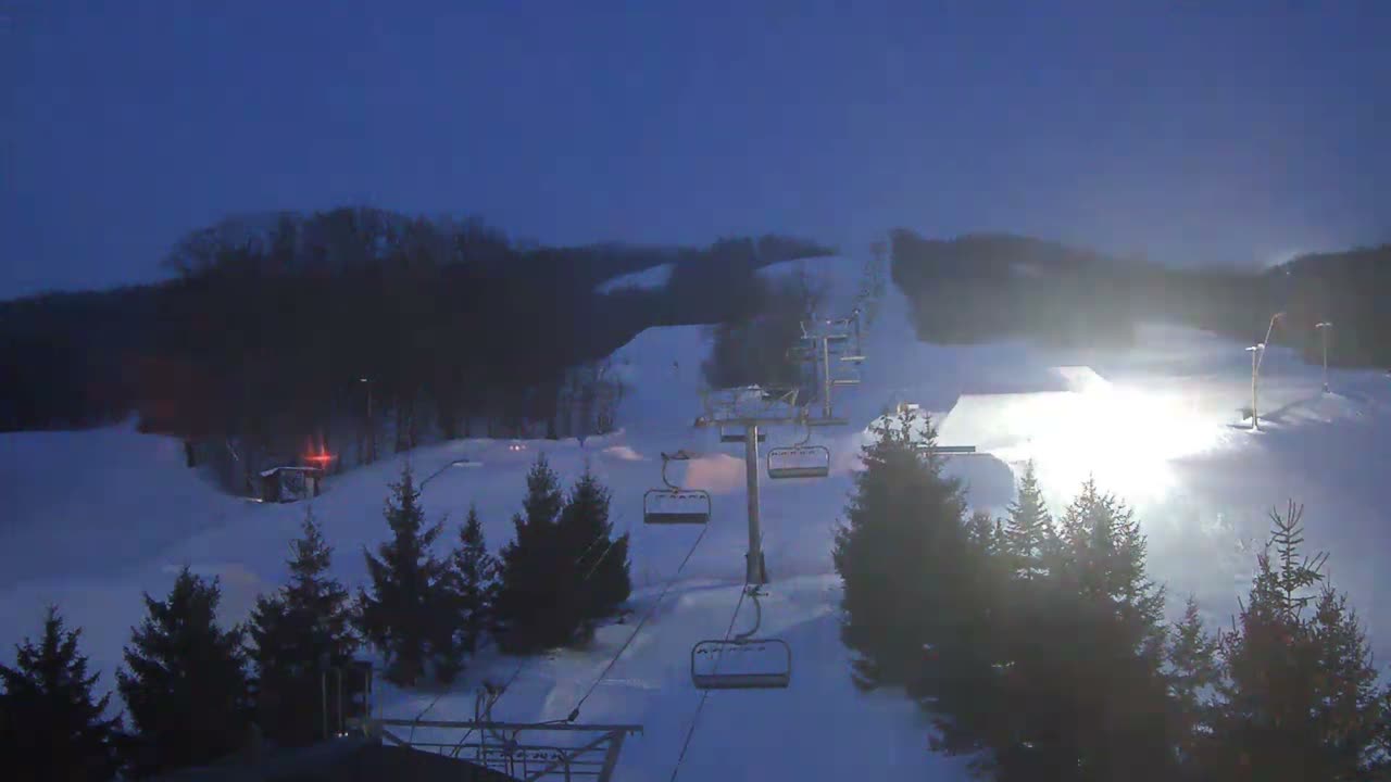 Blue Mountain Orchard Base Ropeway Station / Cascade Putting Course & Ski Slopes Live Cam - Collingwood, Blue Mountains, Simcoe, Ontario, Canada