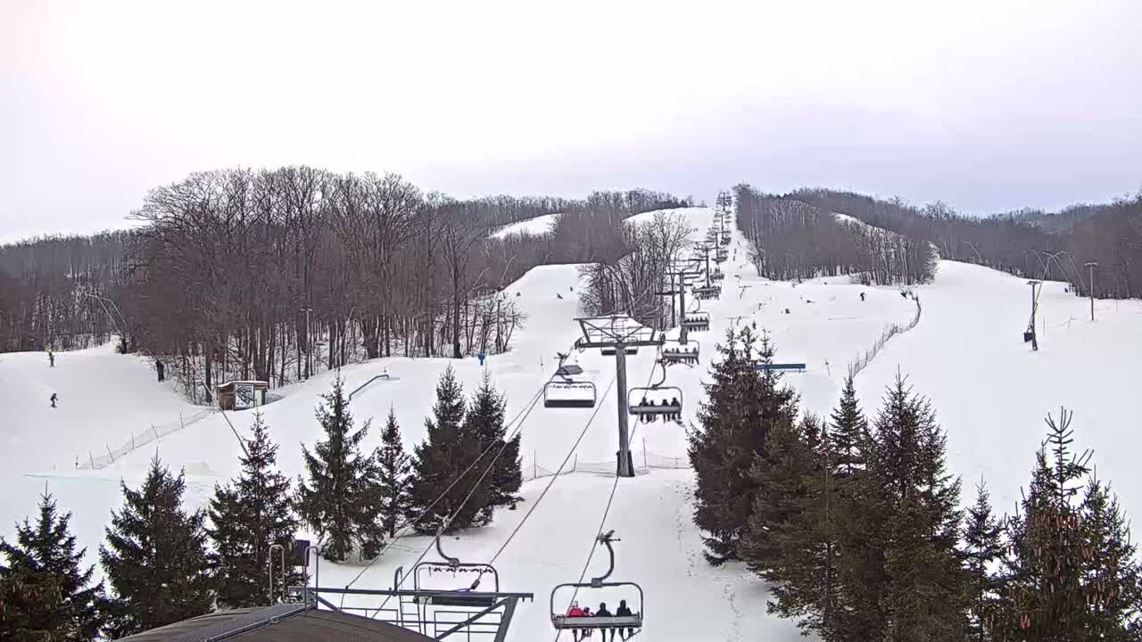 Blue Mountain Orchard Base Ropeway Station / Cascade Putting Course & Ski Slopes Live Cam - Collingwood, Blue Mountains, Simcoe, Ontario, Canada