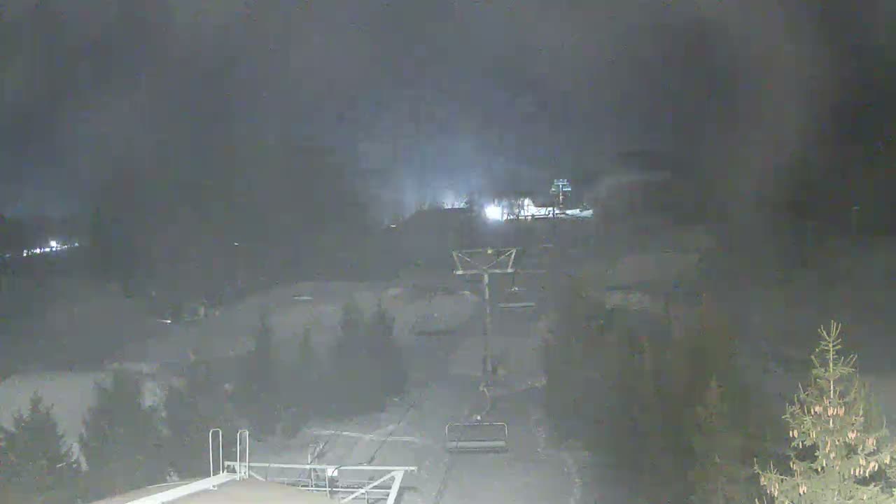 Blue Mountain Orchard Base Ropeway Station / Cascade Putting Course & Ski Slopes Live Cam - Collingwood, Blue Mountains, Simcoe, Ontario, Canada