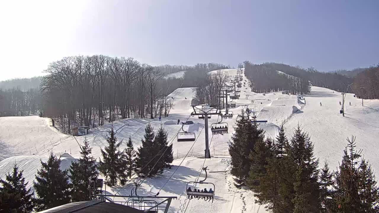 Blue Mountain Orchard Base Ropeway Station / Cascade Putting Course & Ski Slopes Live Cam - Collingwood, Blue Mountains, Simcoe, Ontario, Canada