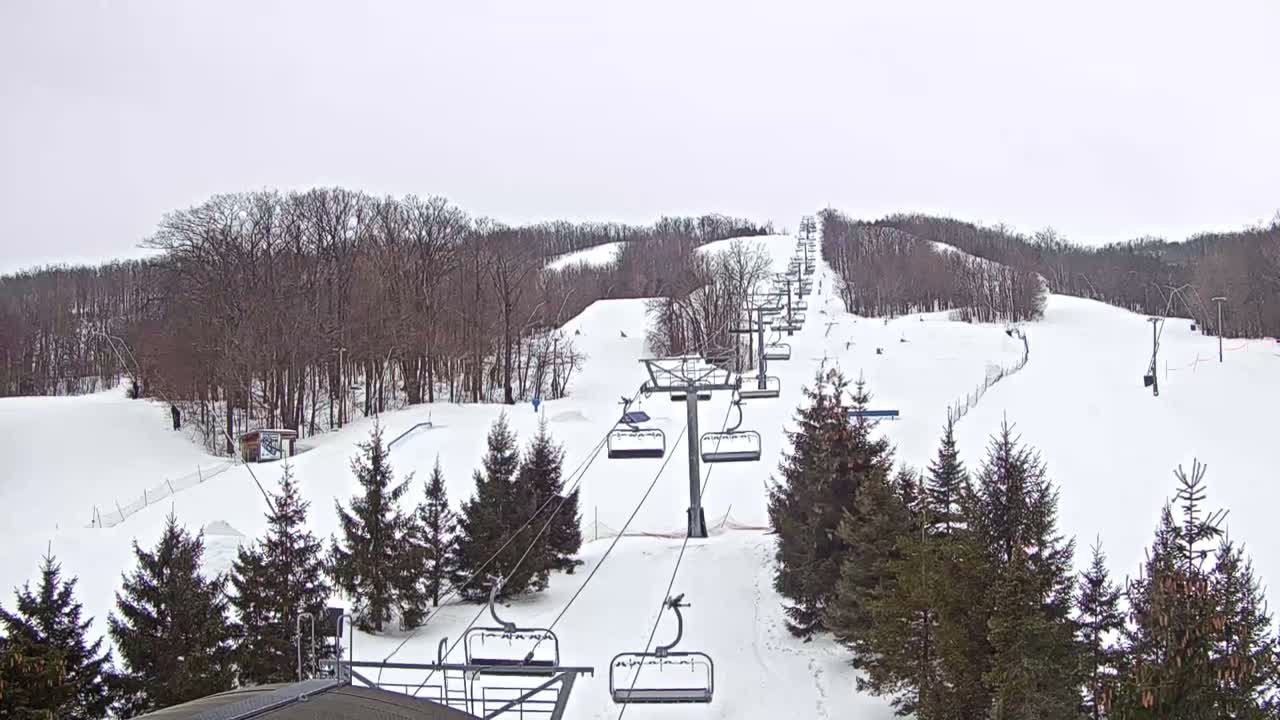 Blue Mountain Orchard Base Ropeway Station / Cascade Putting Course & Ski Slopes Live Cam - Collingwood, Blue Mountains, Simcoe, Ontario, Canada
