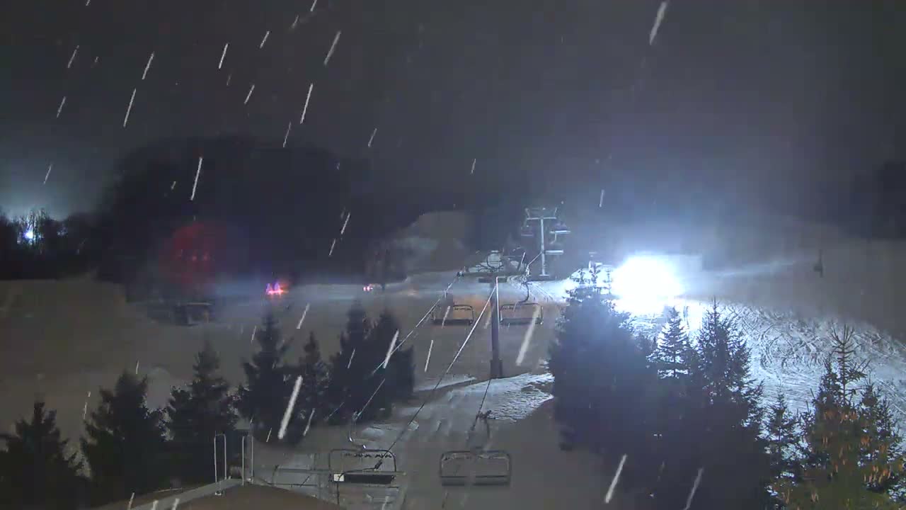 Blue Mountain Orchard Base Ropeway Station / Cascade Putting Course & Ski Slopes Live Cam - Collingwood, Blue Mountains, Simcoe, Ontario, Canada