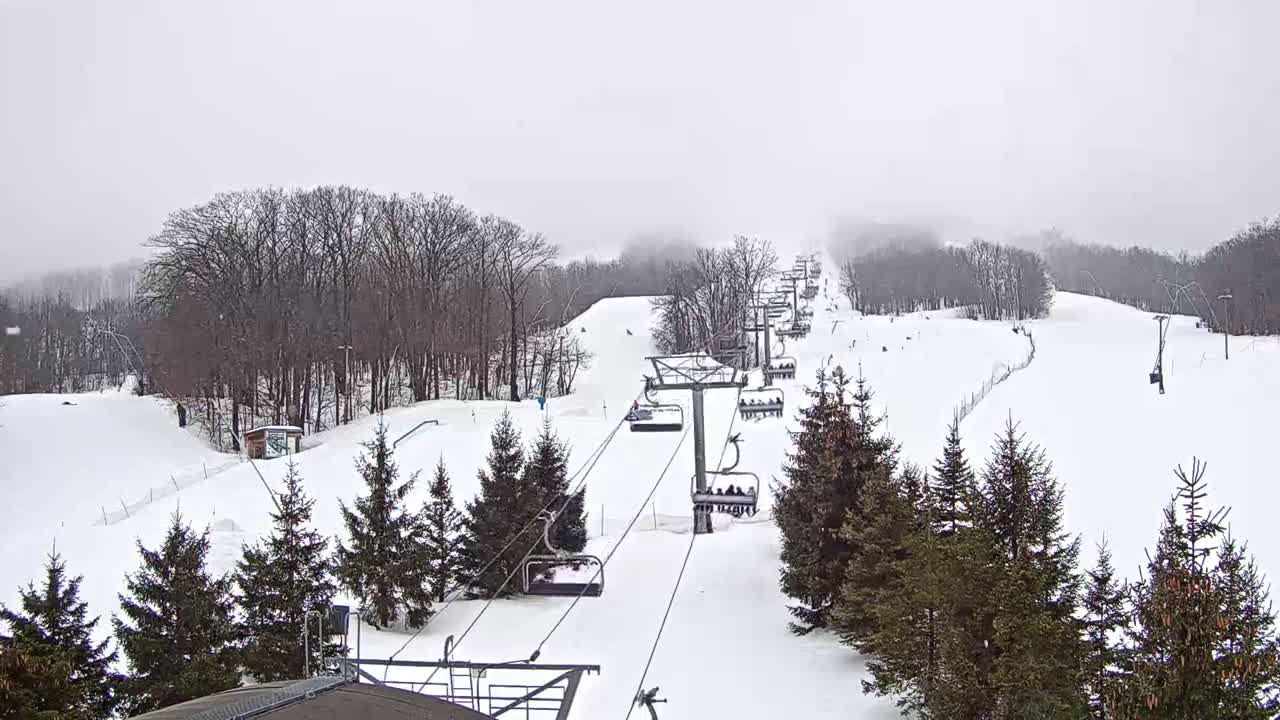 Blue Mountain Orchard Base Ropeway Station / Cascade Putting Course & Ski Slopes Live Cam - Collingwood, Blue Mountains, Simcoe, Ontario, Canada