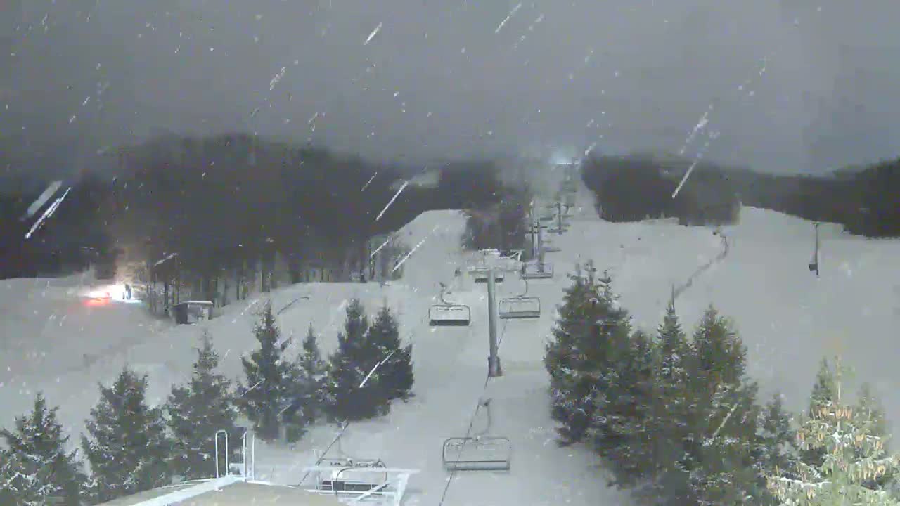 Blue Mountain Orchard Base Ropeway Station / Cascade Putting Course & Ski Slopes Live Cam - Collingwood, Blue Mountains, Simcoe, Ontario, Canada