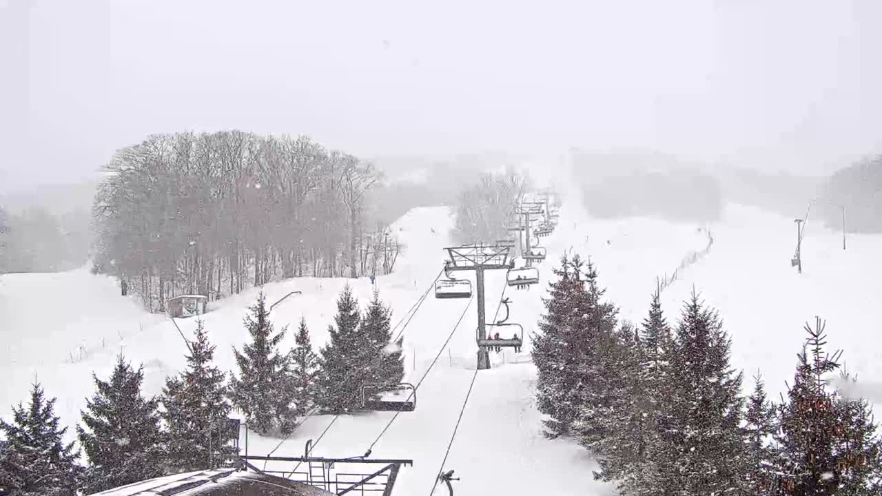 Blue Mountain Orchard Base Ropeway Station / Cascade Putting Course & Ski Slopes Live Cam - Collingwood, Blue Mountains, Simcoe, Ontario, Canada