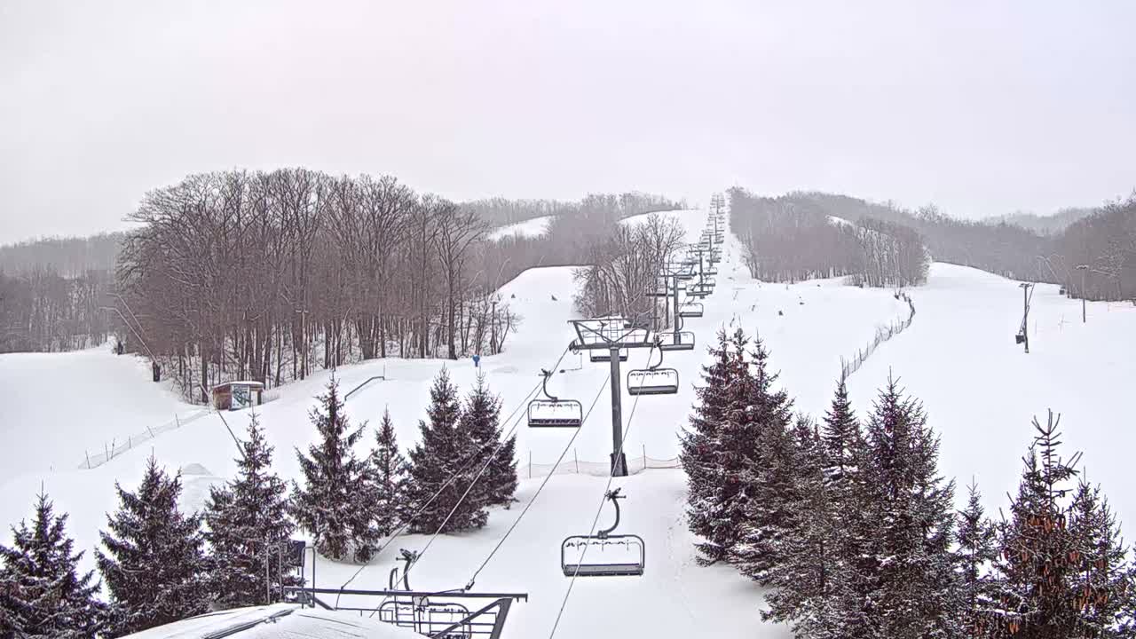 Blue Mountain Orchard Base Ropeway Station / Cascade Putting Course & Ski Slopes Live Cam - Collingwood, Blue Mountains, Simcoe, Ontario, Canada