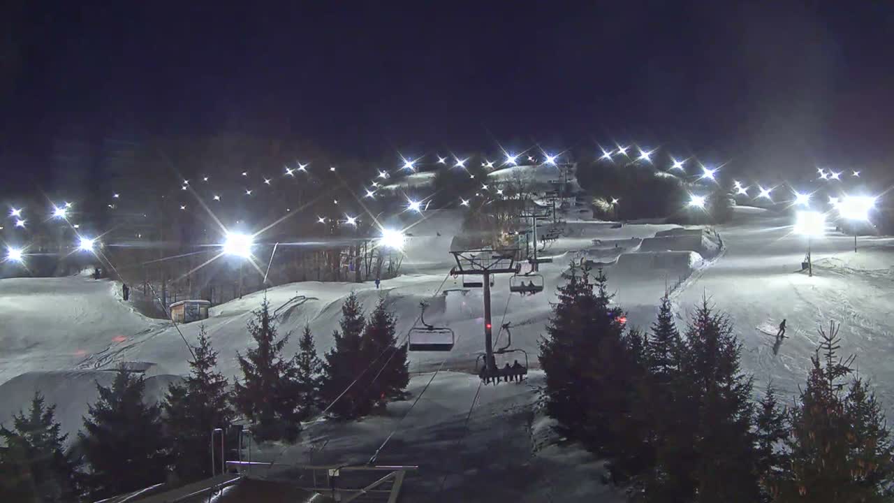 Blue Mountain Orchard Base Ropeway Station / Cascade Putting Course & Ski Slopes Live Cam - Collingwood, Blue Mountains, Simcoe, Ontario, Canada