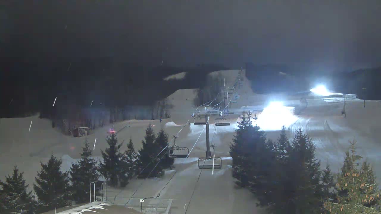 Blue Mountain Orchard Base Ropeway Station / Cascade Putting Course & Ski Slopes Live Cam - Collingwood, Blue Mountains, Simcoe, Ontario, Canada