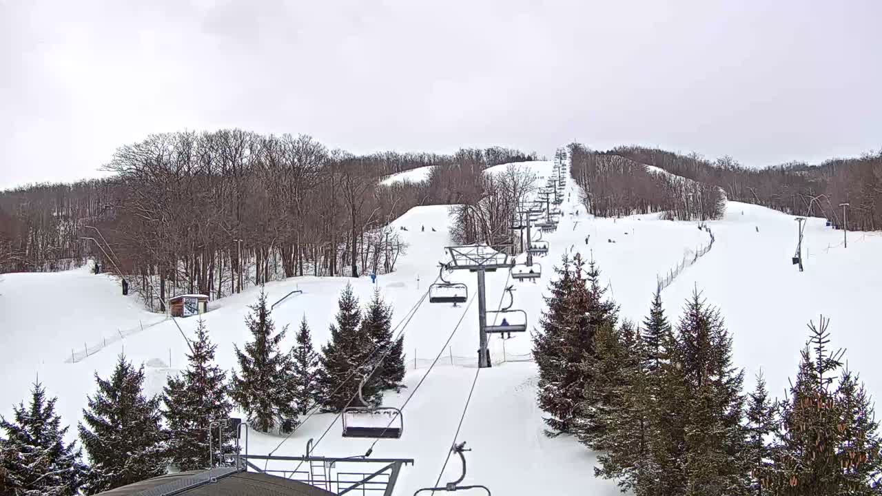 Blue Mountain Orchard Base Ropeway Station / Cascade Putting Course & Ski Slopes Live Cam - Collingwood, Blue Mountains, Simcoe, Ontario, Canada