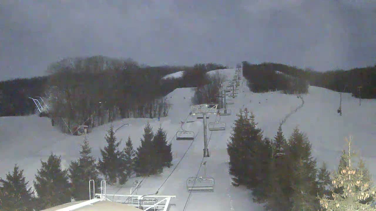 Blue Mountain Orchard Base Ropeway Station / Cascade Putting Course & Ski Slopes Live Cam - Collingwood, Blue Mountains, Simcoe, Ontario, Canada