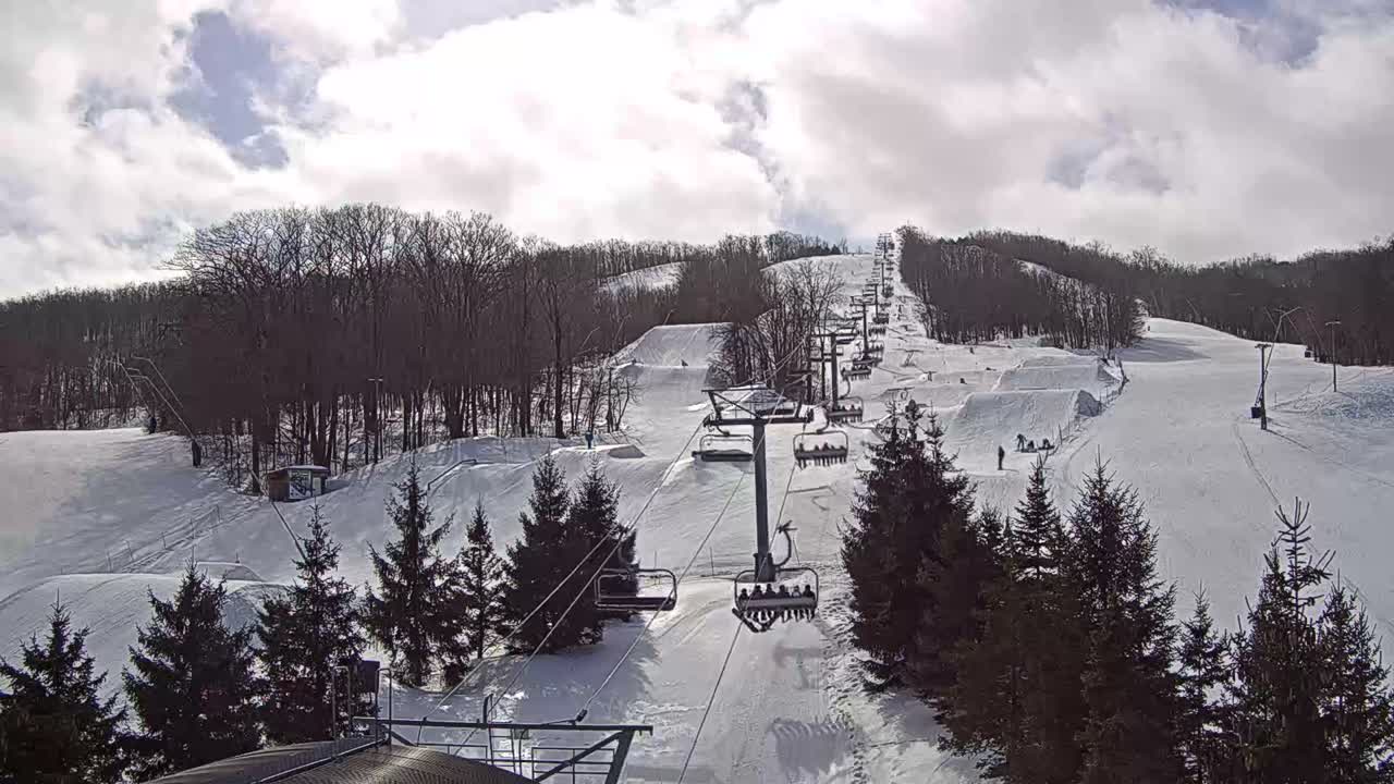 Blue Mountain Orchard Base Ropeway Station / Cascade Putting Course & Ski Slopes Live Cam - Collingwood, Blue Mountains, Simcoe, Ontario, Canada