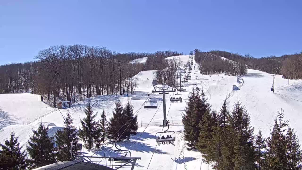Blue Mountain Orchard Base Ropeway Station / Cascade Putting Course & Ski Slopes Live Cam - Collingwood, Blue Mountains, Simcoe, Ontario, Canada