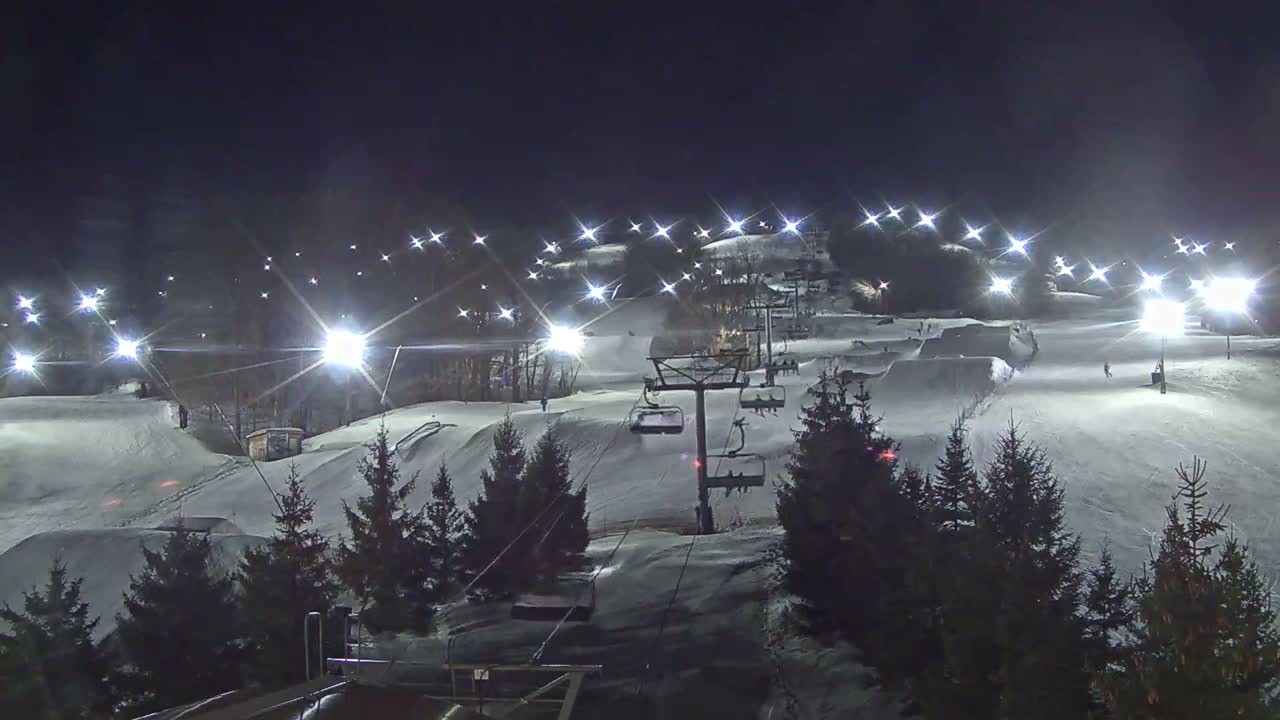 Blue Mountain Orchard Base Ropeway Station / Cascade Putting Course & Ski Slopes Live Cam - Collingwood, Blue Mountains, Simcoe, Ontario, Canada