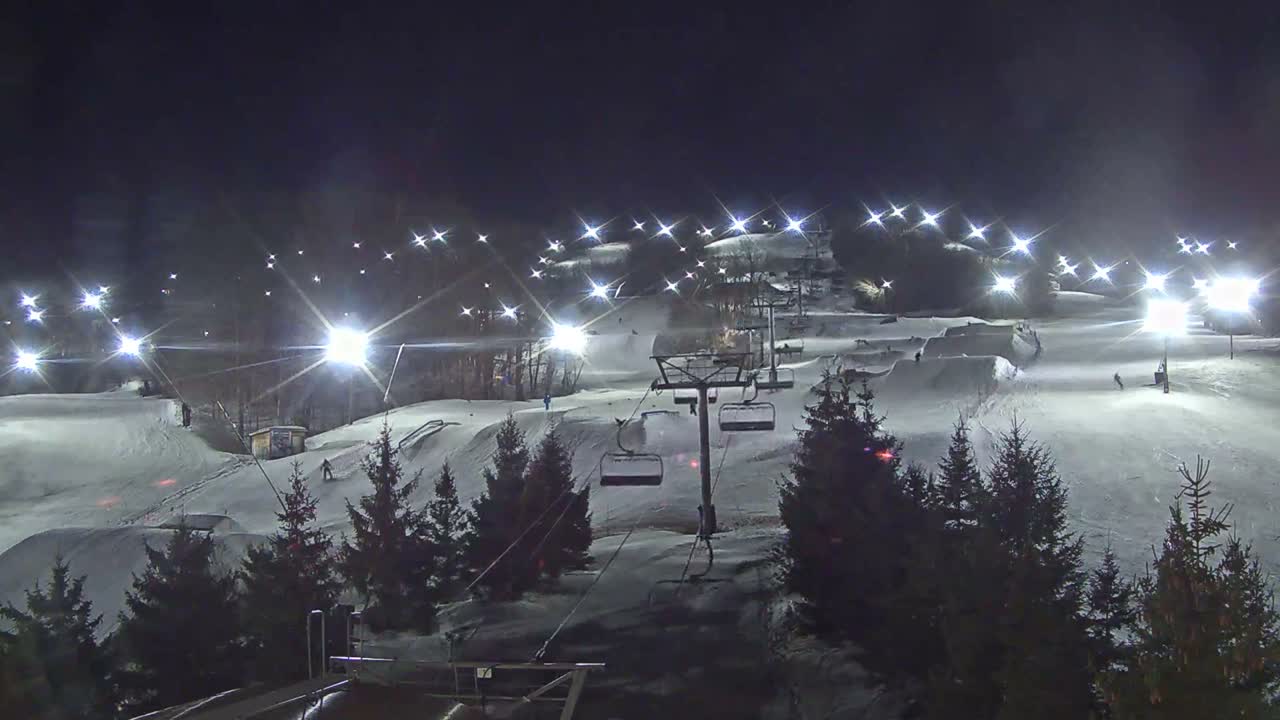 Blue Mountain Orchard Base Ropeway Station / Cascade Putting Course & Ski Slopes Live Cam - Collingwood, Blue Mountains, Simcoe, Ontario, Canada