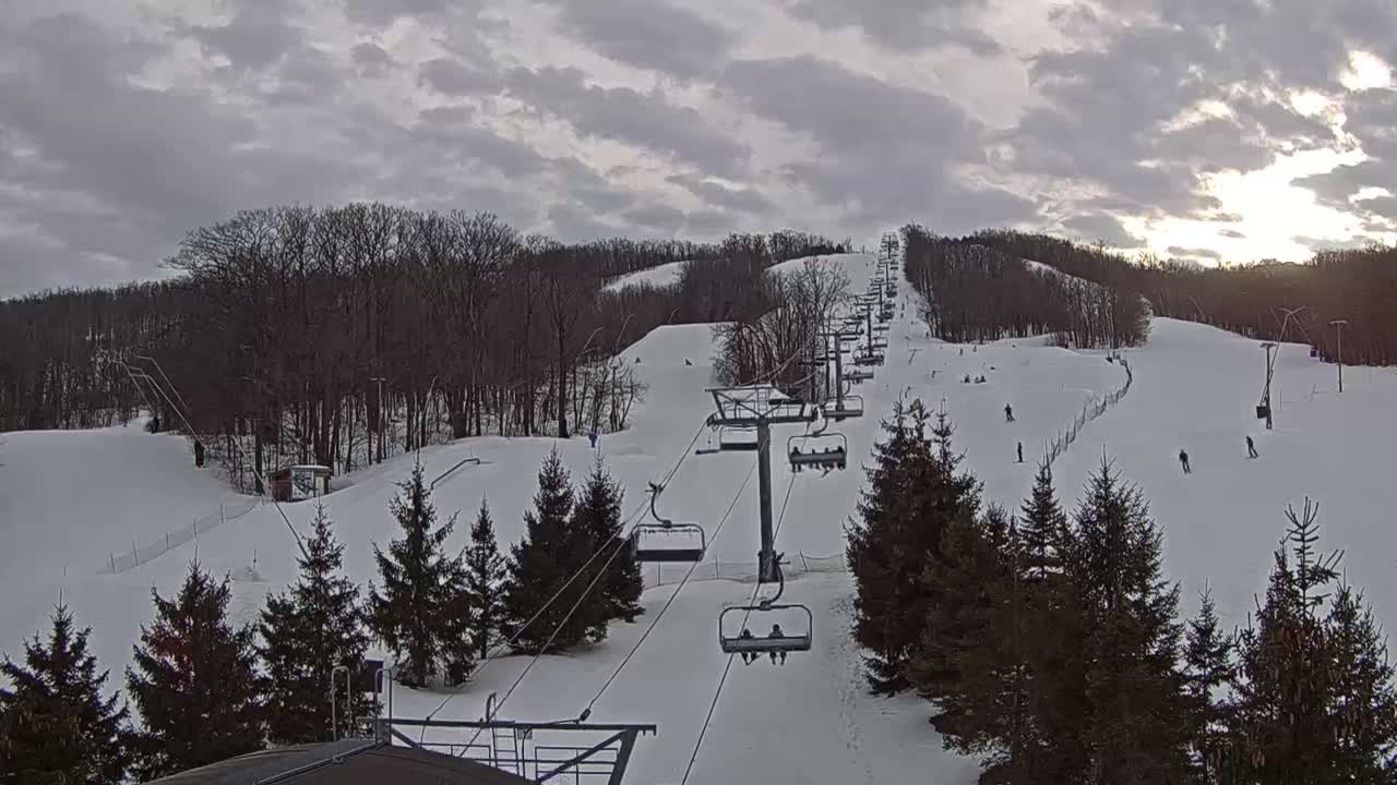 Blue Mountain Orchard Base Ropeway Station / Cascade Putting Course & Ski Slopes Live Cam - Collingwood, Blue Mountains, Simcoe, Ontario, Canada