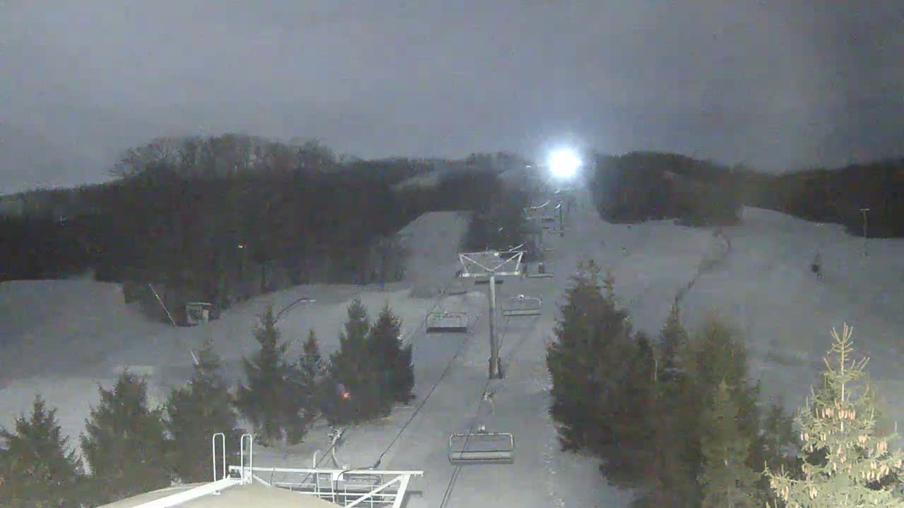 Blue Mountain Orchard Base Ropeway Station / Cascade Putting Course & Ski Slopes Live Cam - Collingwood, Blue Mountains, Simcoe, Ontario, Canada
