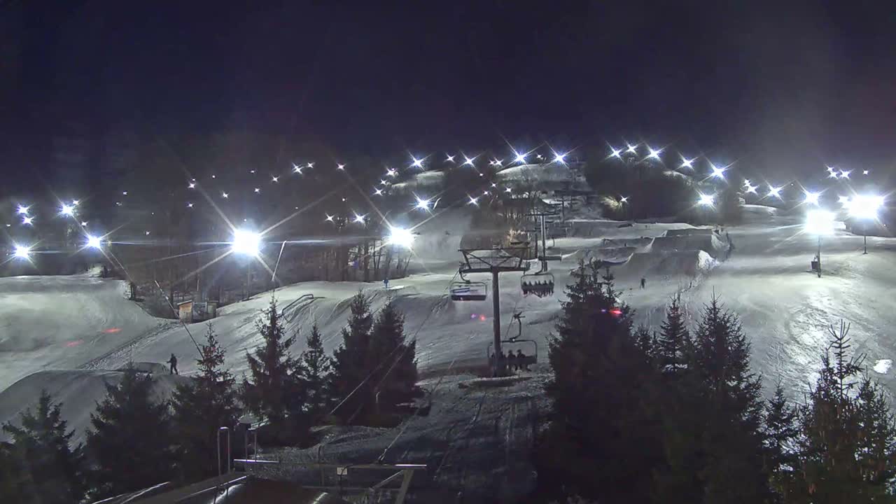 Blue Mountain Orchard Base Ropeway Station / Cascade Putting Course & Ski Slopes Live Cam - Collingwood, Blue Mountains, Simcoe, Ontario, Canada
