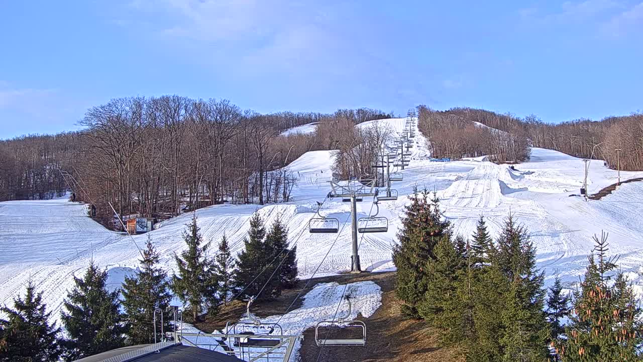Blue Mountain Orchard Base Ropeway Station / Cascade Putting Course & Ski Slopes Live Cam - Collingwood, Blue Mountains, Simcoe, Ontario, Canada