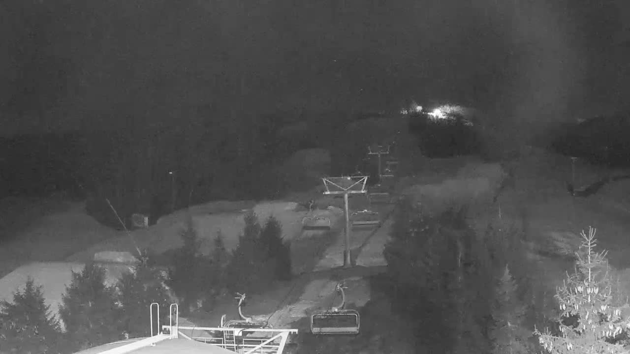 Blue Mountain Orchard Base Ropeway Station / Cascade Putting Course & Ski Slopes Live Cam - Collingwood, Blue Mountains, Simcoe, Ontario, Canada