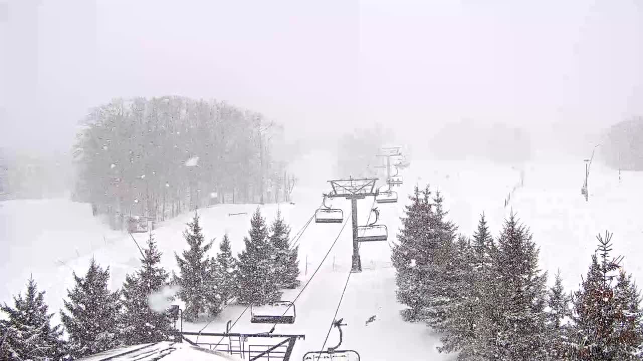 Blue Mountain Orchard Base Ropeway Station / Cascade Putting Course & Ski Slopes Live Cam - Collingwood, Blue Mountains, Simcoe, Ontario, Canada