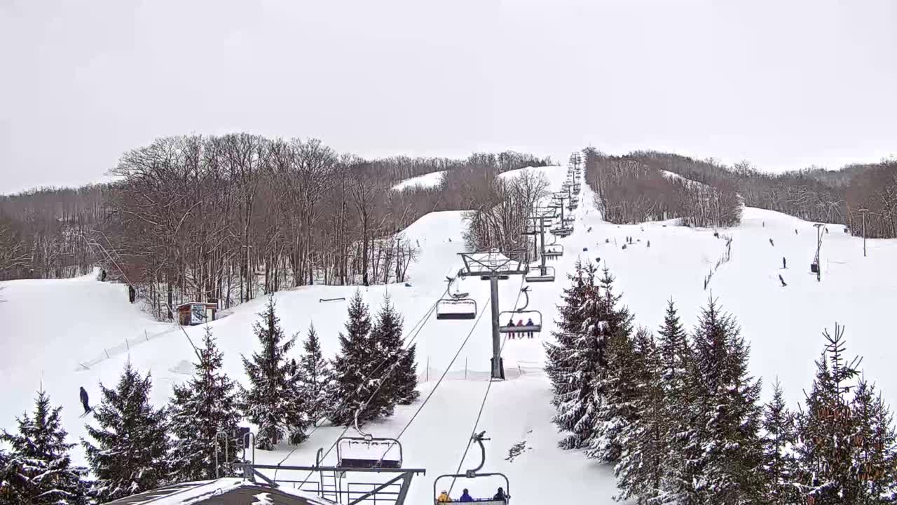 Blue Mountain Orchard Base Ropeway Station / Cascade Putting Course & Ski Slopes Live Cam - Collingwood, Blue Mountains, Simcoe, Ontario, Canada