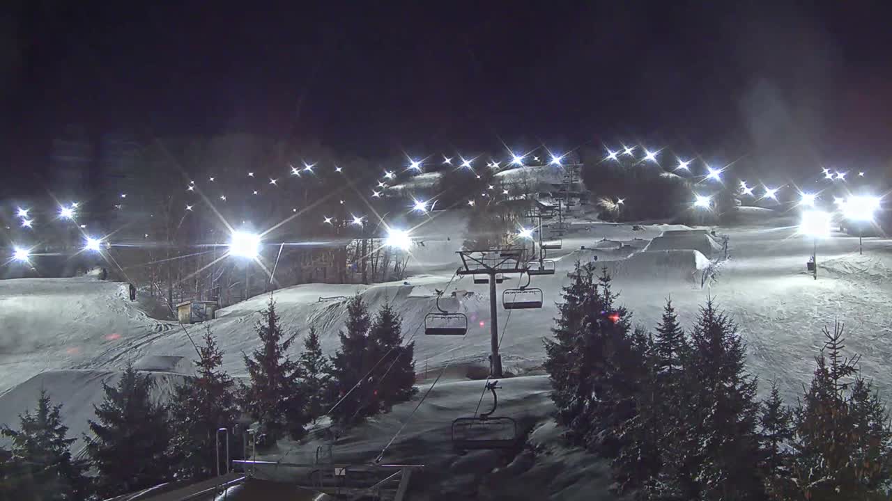 Blue Mountain Orchard Base Ropeway Station / Cascade Putting Course & Ski Slopes Live Cam - Collingwood, Blue Mountains, Simcoe, Ontario, Canada