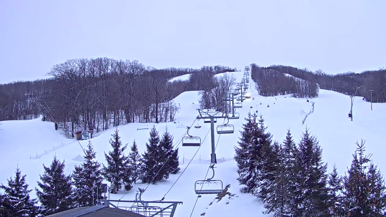 Blue Mountain Orchard Base Ropeway Station / Cascade Putting Course & Ski Slopes Live Cam - Collingwood, Blue Mountains, Simcoe, Ontario, Canada