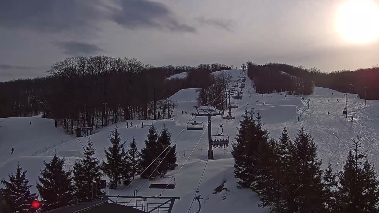 Blue Mountain Orchard Base Ropeway Station / Cascade Putting Course & Ski Slopes Live Cam - Collingwood, Blue Mountains, Simcoe, Ontario, Canada