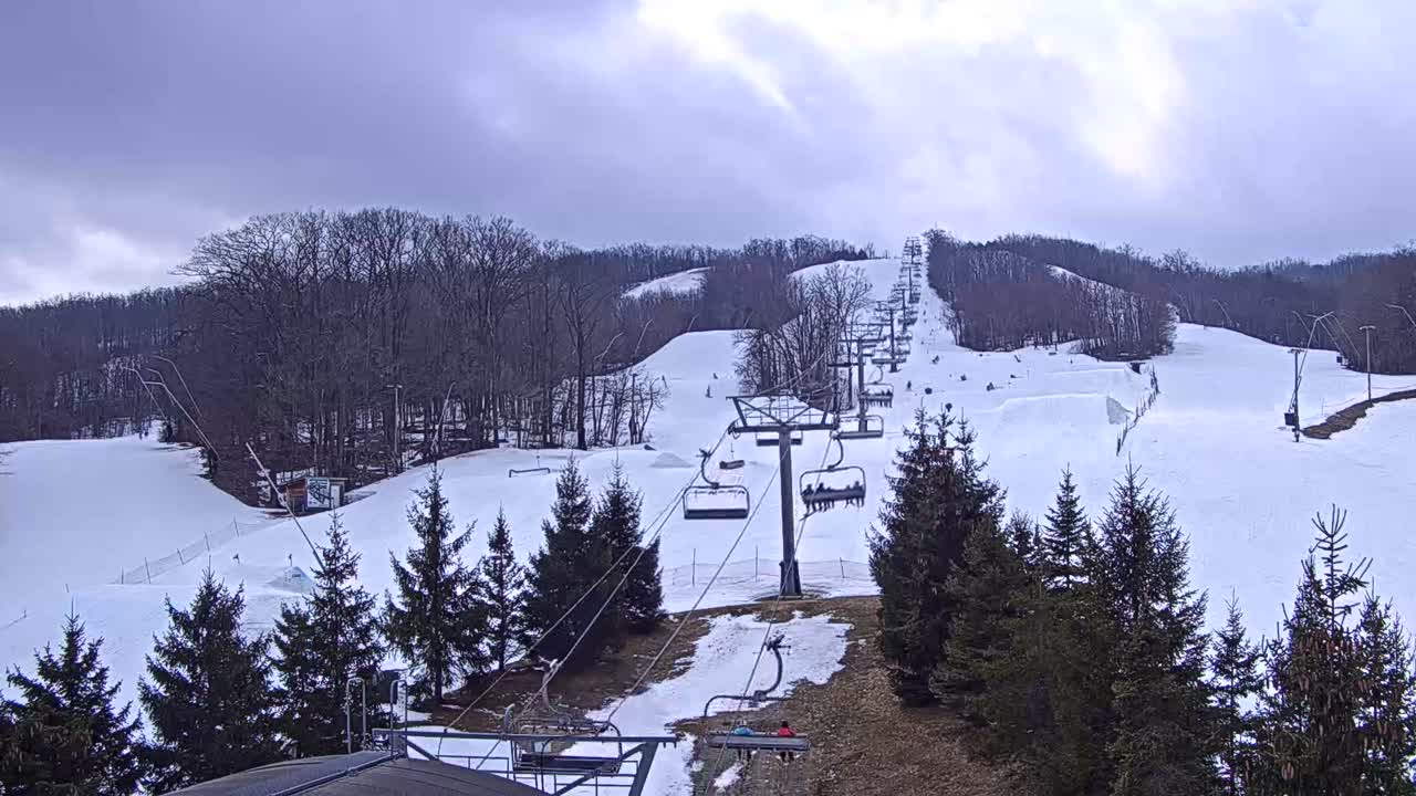 Blue Mountain Orchard Base Ropeway Station / Cascade Putting Course & Ski Slopes Live Cam - Collingwood, Blue Mountains, Simcoe, Ontario, Canada