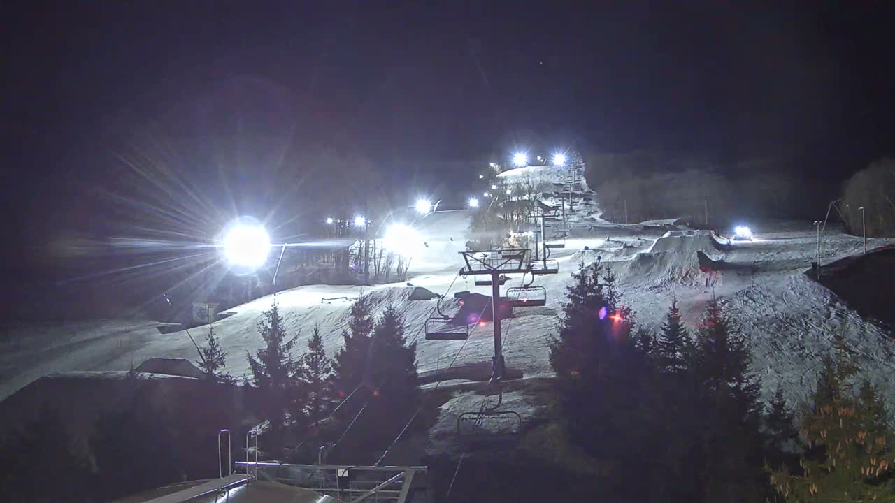 Blue Mountain Orchard Base Ropeway Station / Cascade Putting Course & Ski Slopes Live Cam - Collingwood, Blue Mountains, Simcoe, Ontario, Canada