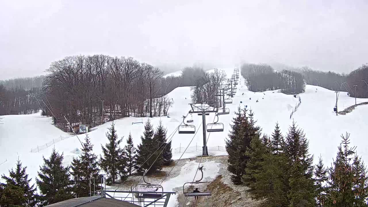 Blue Mountain Orchard Base Ropeway Station / Cascade Putting Course & Ski Slopes Live Cam - Collingwood, Blue Mountains, Simcoe, Ontario, Canada