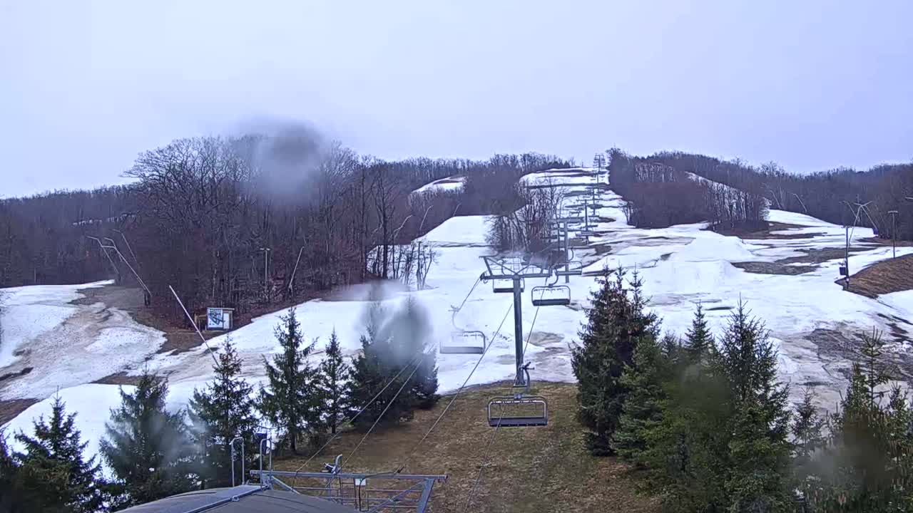 Blue Mountain Orchard Base Ropeway Station / Cascade Putting Course & Ski Slopes Live Cam - Collingwood, Blue Mountains, Simcoe, Ontario, Canada