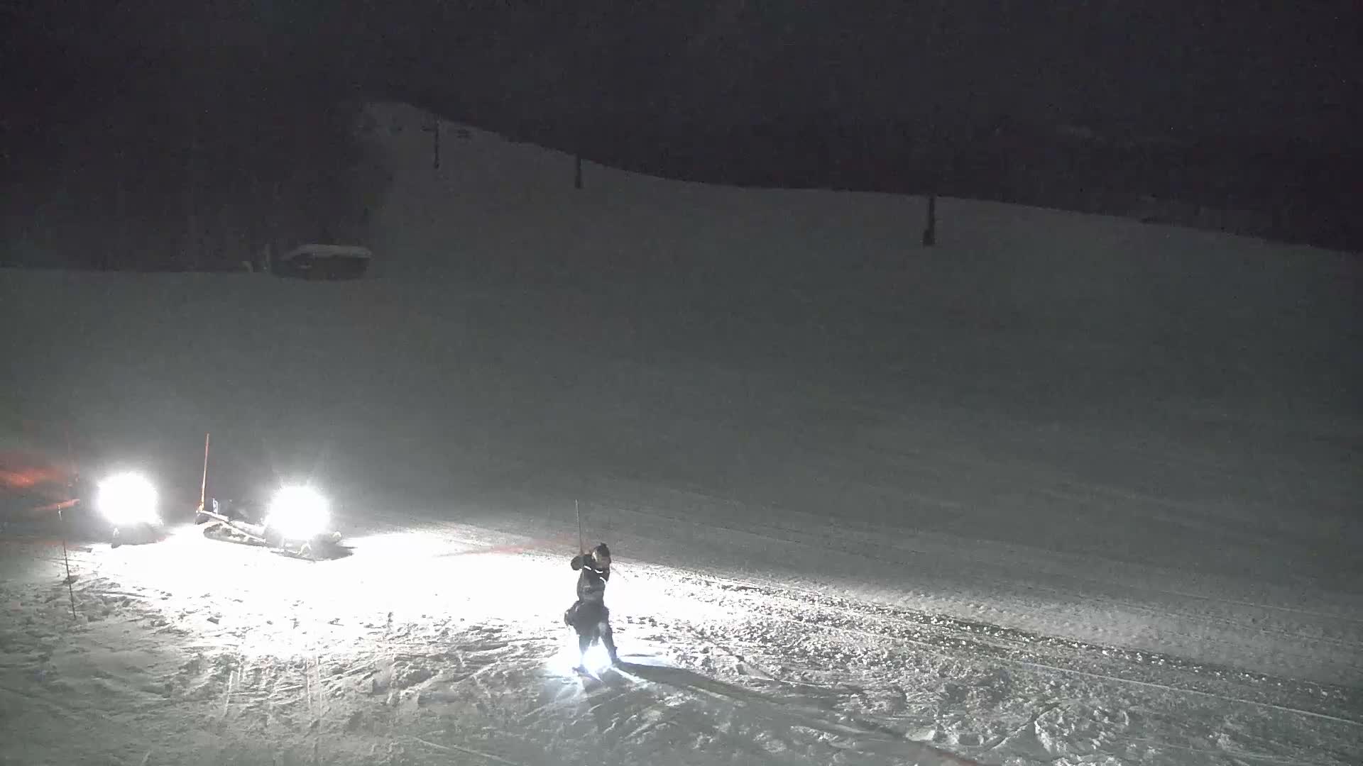 Blue Mountain South Base Ski Slopes & Cable Car Live Cam - Collingwood, Blue Mountains, Simcoe, Ontario, Canada