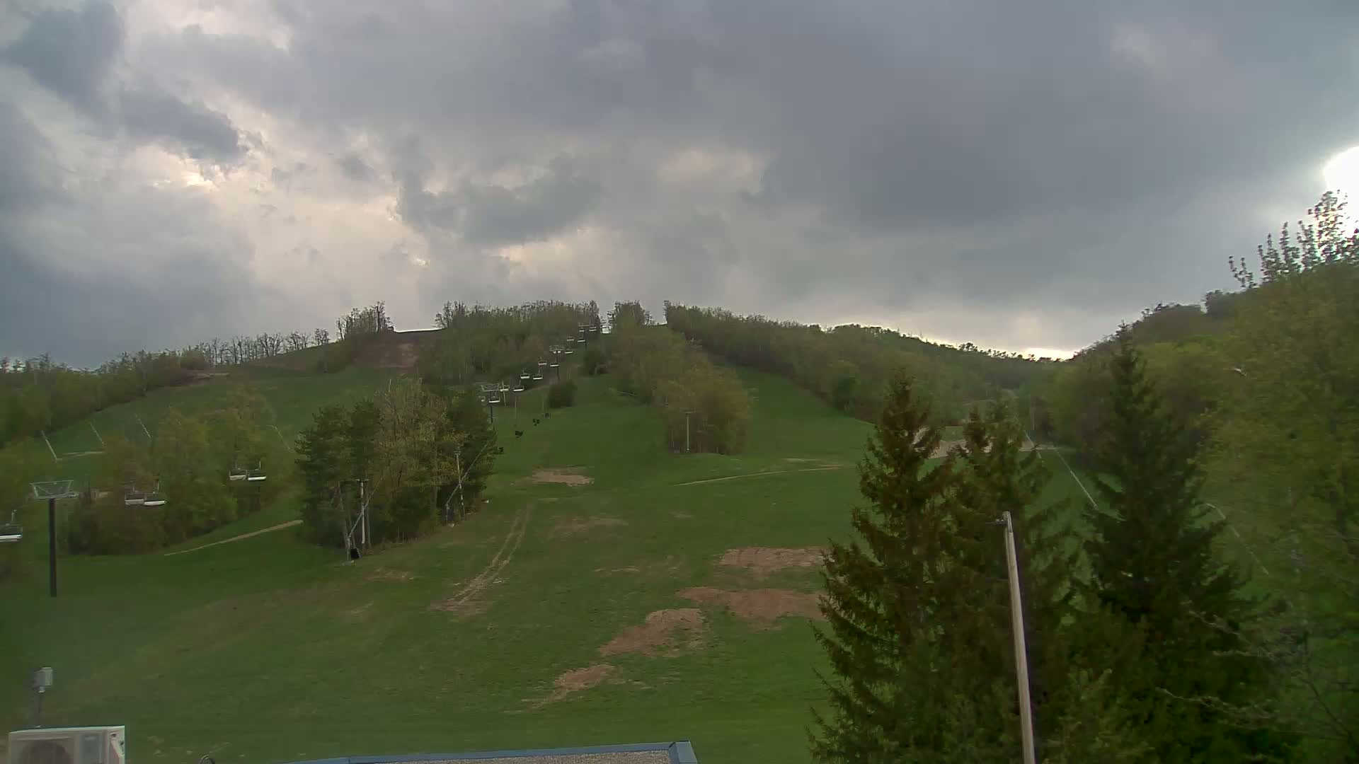Blue Mountain Valley Base Ski Slopes Live Cam - Collingwood, Blue Mountains, Simcoe, Ontario, Canada