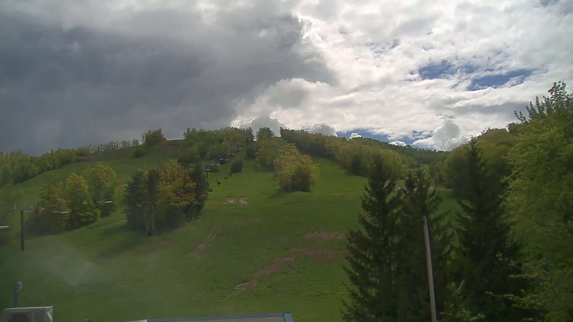 Blue Mountain Valley Base Ski Slopes Live Cam - Collingwood, Blue Mountains, Simcoe, Ontario, Canada