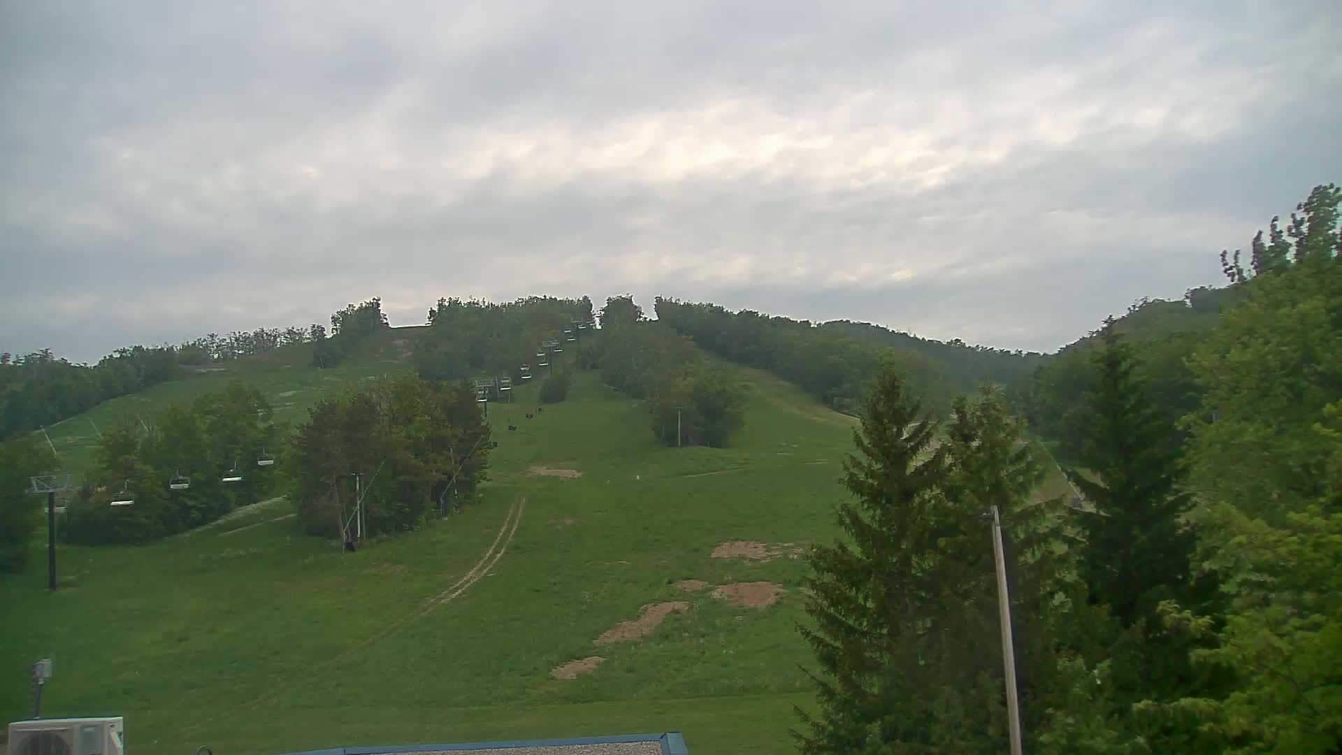 Blue Mountain Valley Base Ski Slopes Live Cam - Collingwood, Blue Mountains, Simcoe, Ontario, Canada